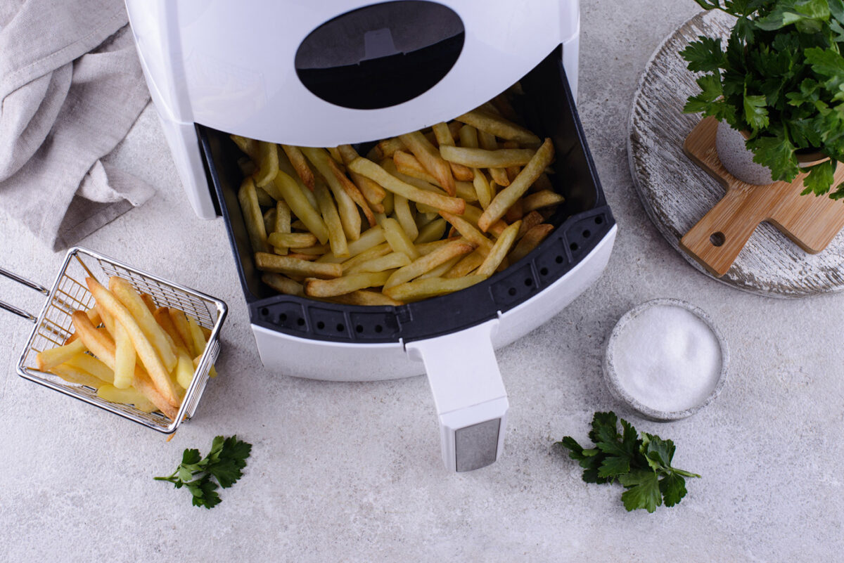 Frites cuites dans une friteuse.