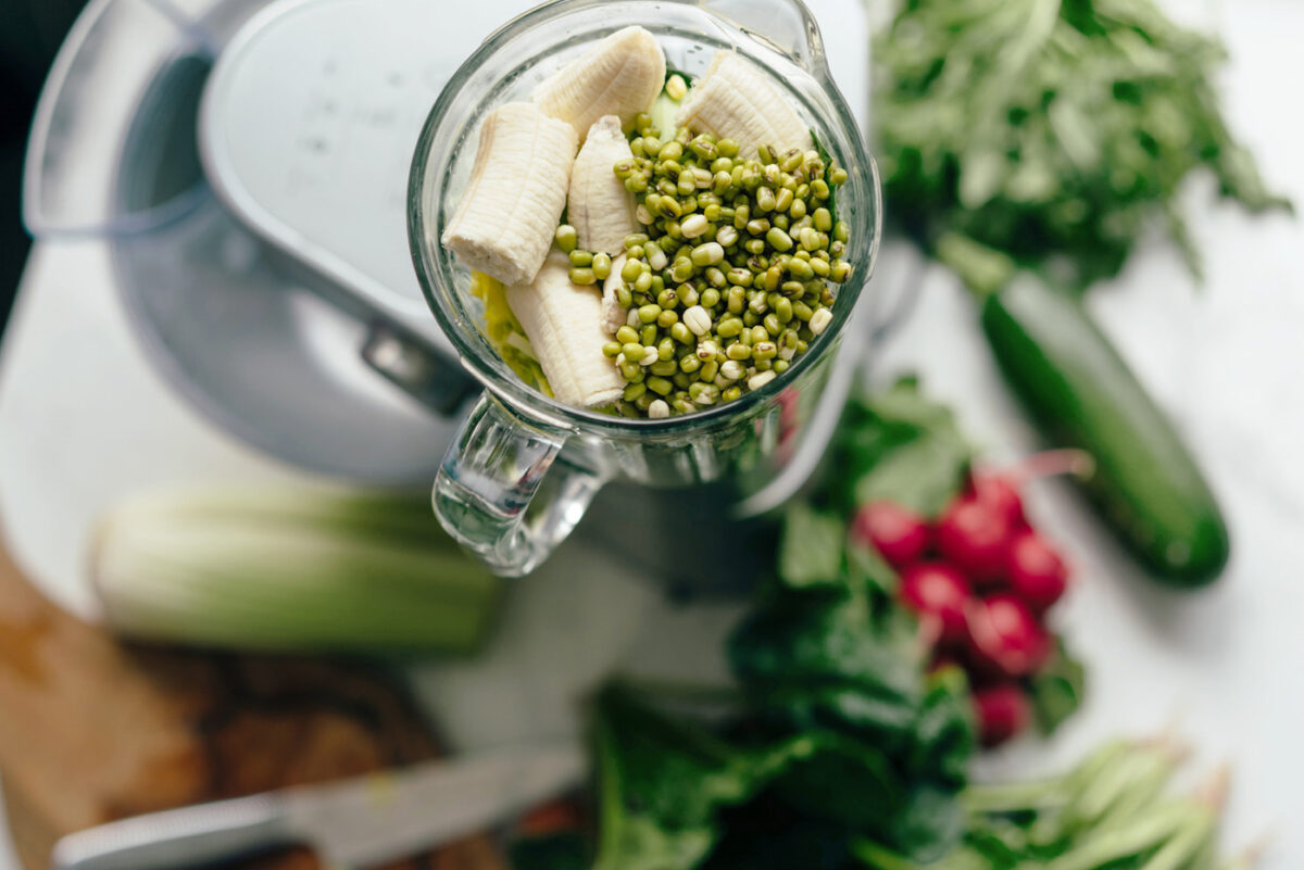 aliments vert et banane dans un mixeur pour smoothie