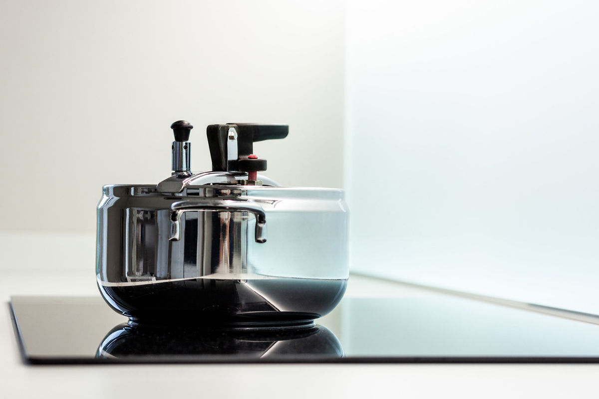 Autocuiseur en acier inoxydable sur une cuisinière à induction moderne