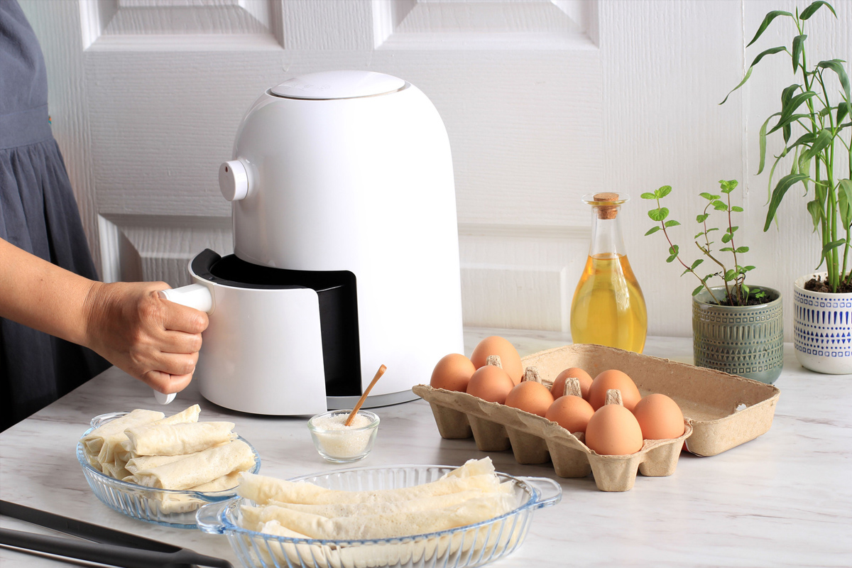 Plateau Airfryer ouvert à la main pour femme. une friteuse blanche ou sans huile Fr