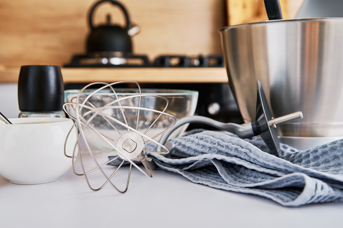 Robot culinaire à l'intérieur de la cuisine, appareil moderne pour la cuisson et accessoires