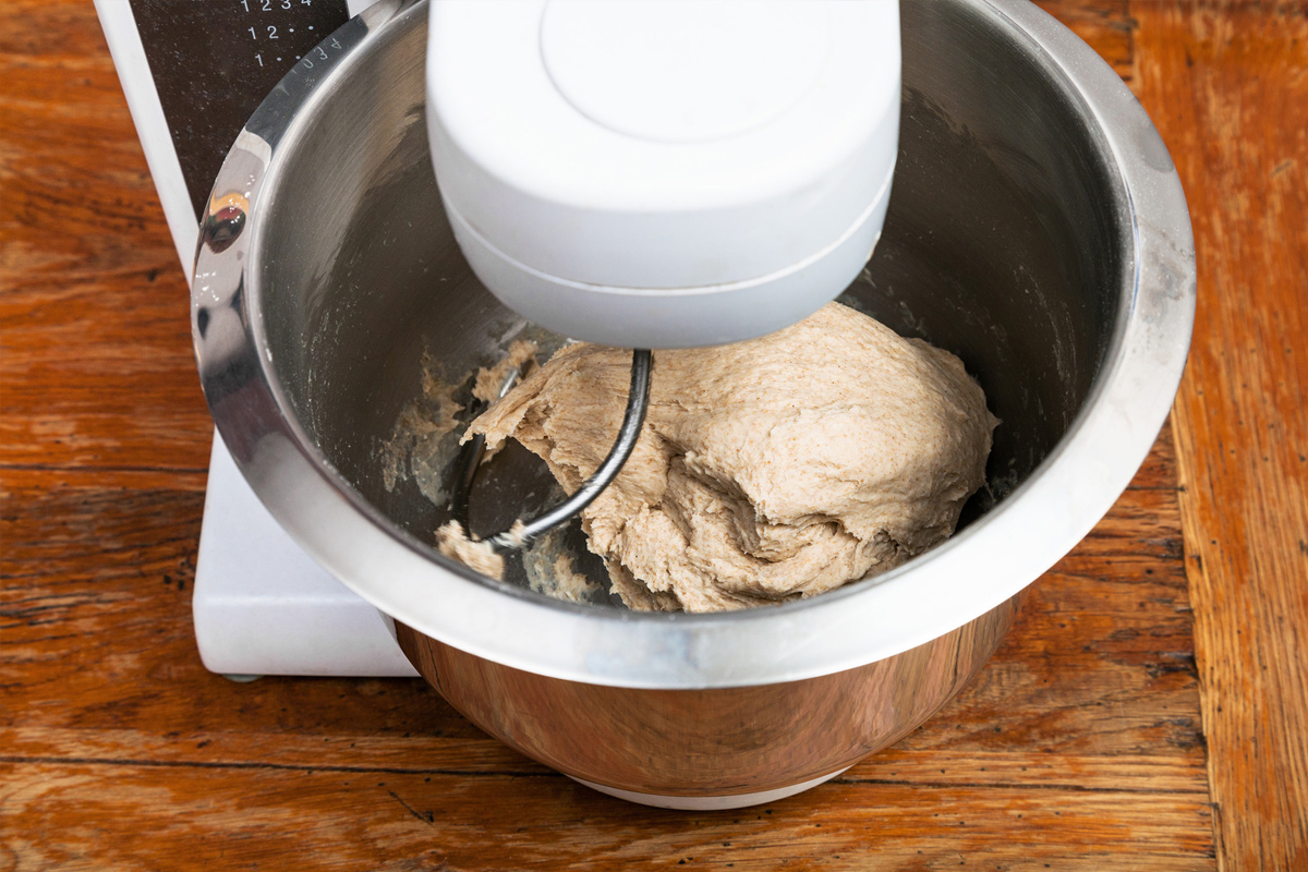 Le robot de cuisine pétrit la boule de pâte pour faire du pain