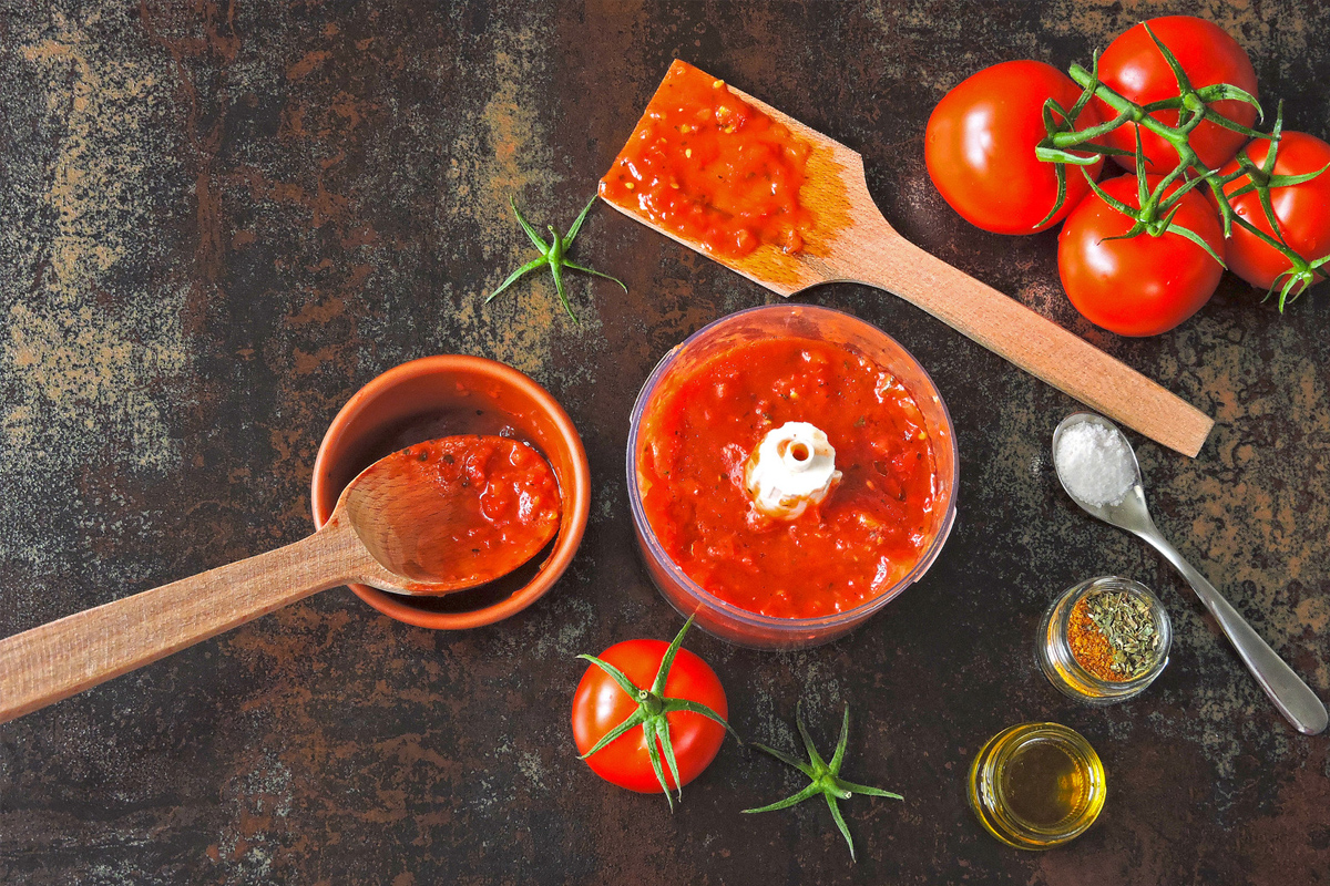 Sauce tomate dans un bol mixeur.