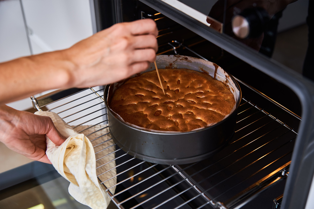 Ménagère préparer le gâteau dans la cuisine. Cuisson du gâteau maison au four