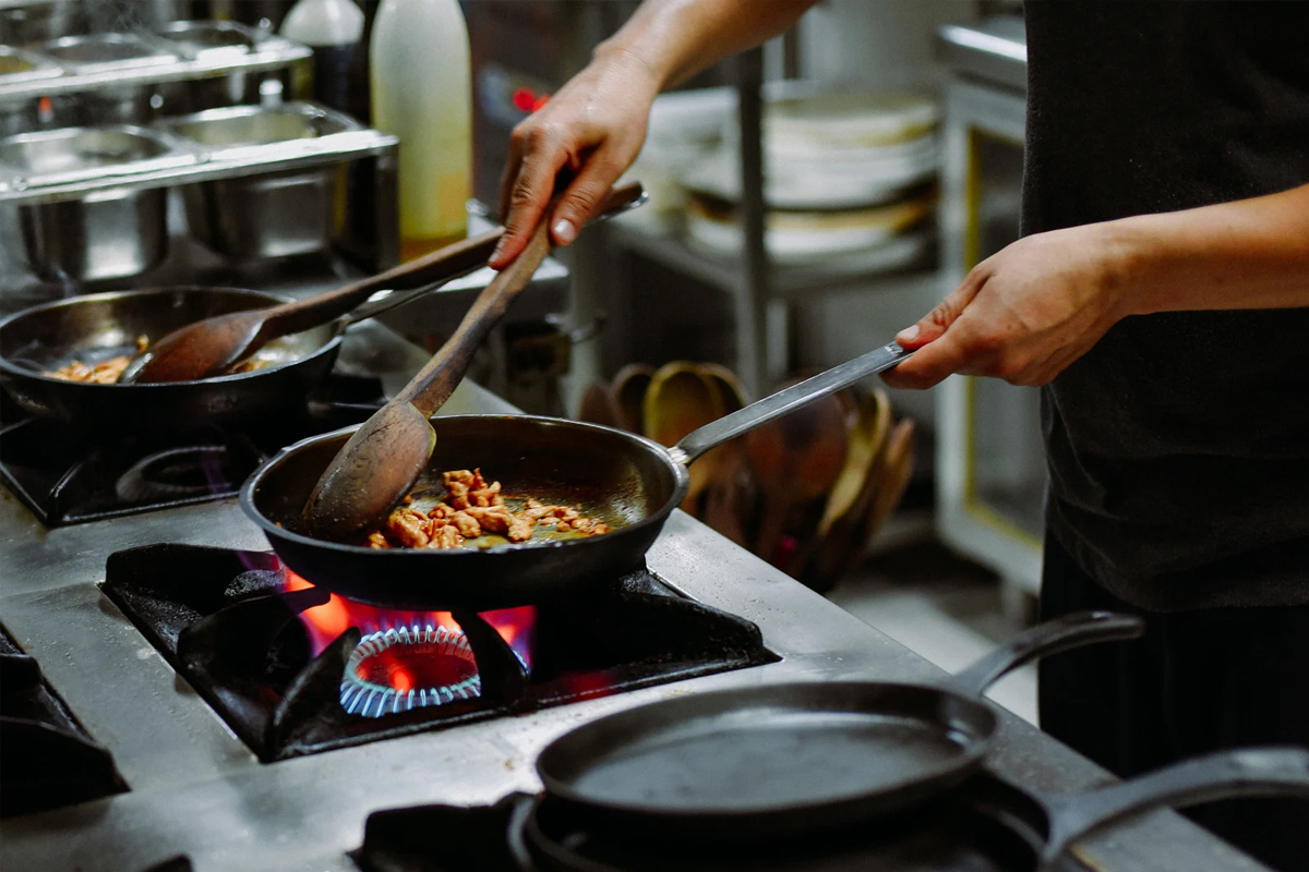 Poêle à frire dans la cuisine d'un restaurant