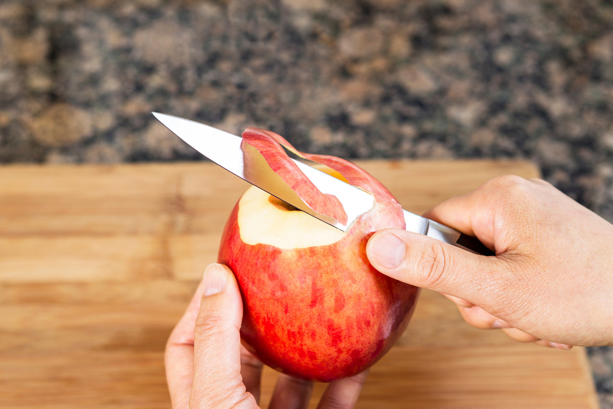 Pomme fraîche pelée au couteau d'office